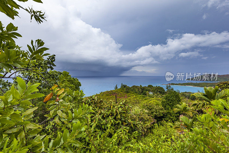 暴风云朝向塞舌尔praslin岛的anse lazio海滩